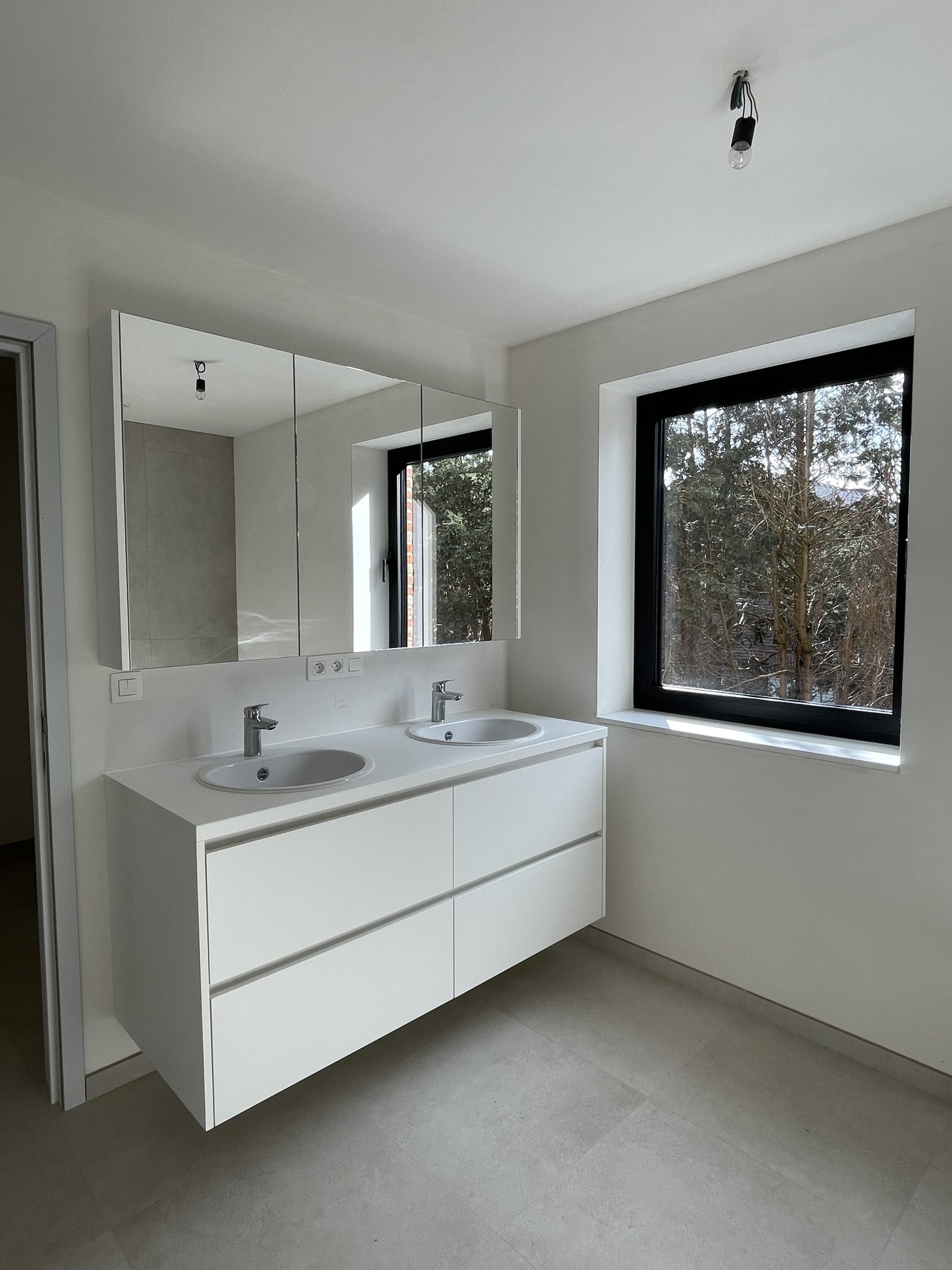 21 20230325_140459889_iOS